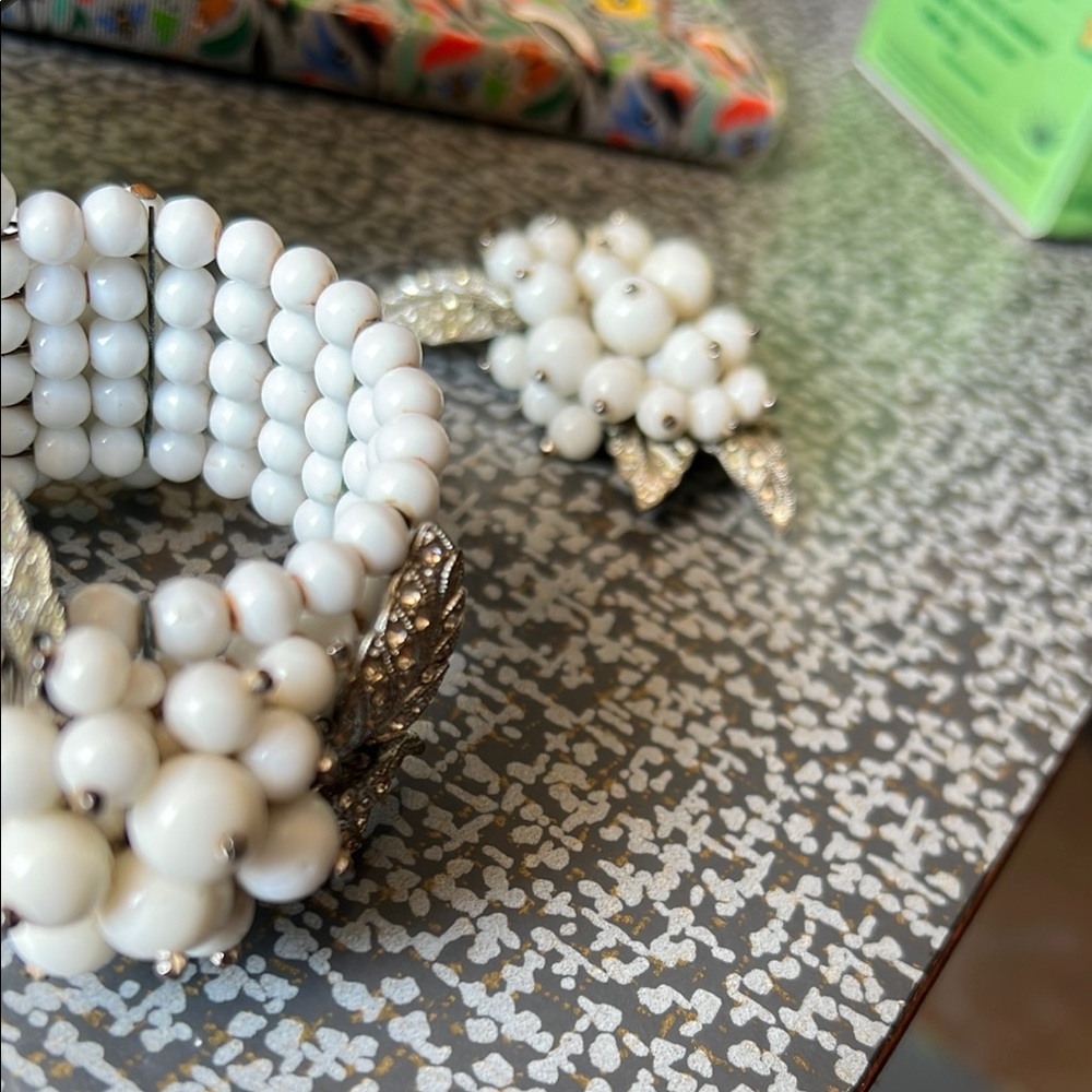 Mariam Haskell (?) white glass and studded unsigned bracelet and brooch - Picture 12 of 16